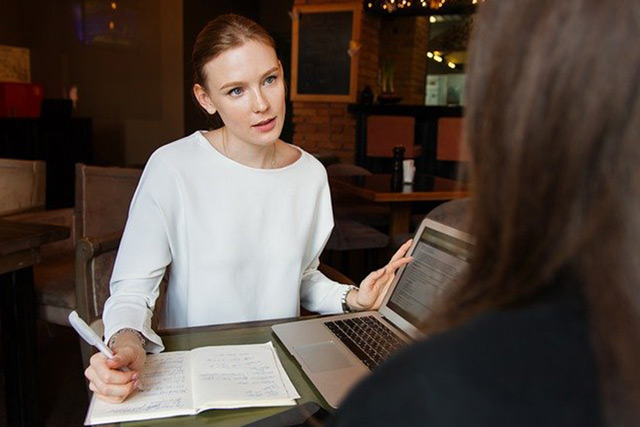 femme ecoute et redige
