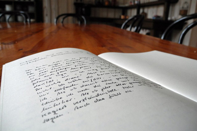 ecriture sur livre blanc pose sur une table