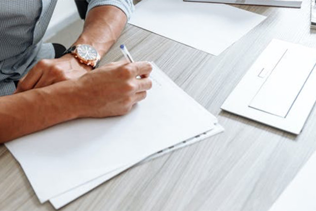 personne qui ecrit sur une feuille