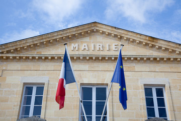 mairie avec drapeau france et europe